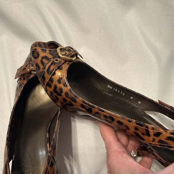 Stuart Weitzman - Picture 4 of 4